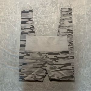 Curves n Combatboots Snow Camo Seamless